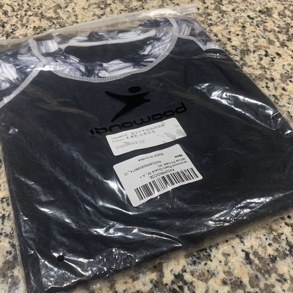 NWT Med Isnowood Rash Guard Women Swimsuit Long Sleeve Top UPF 50+ Nylon/Spandex - Picture 3 of 5